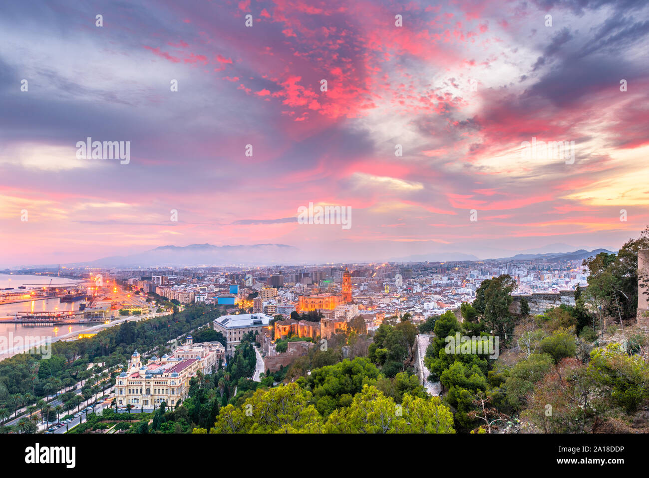 Malaga, Espagne vieille ville skyline at Dusk. Banque D'Images