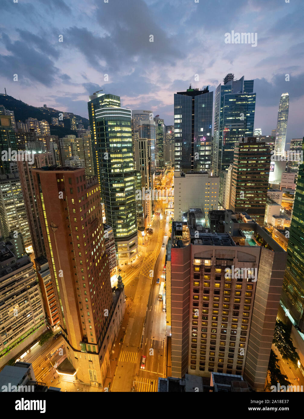 Vue sur l'horizon du soir de tours le long de la route Hennesey à Wanchai sur l'île de Hong Kong. Banque D'Images