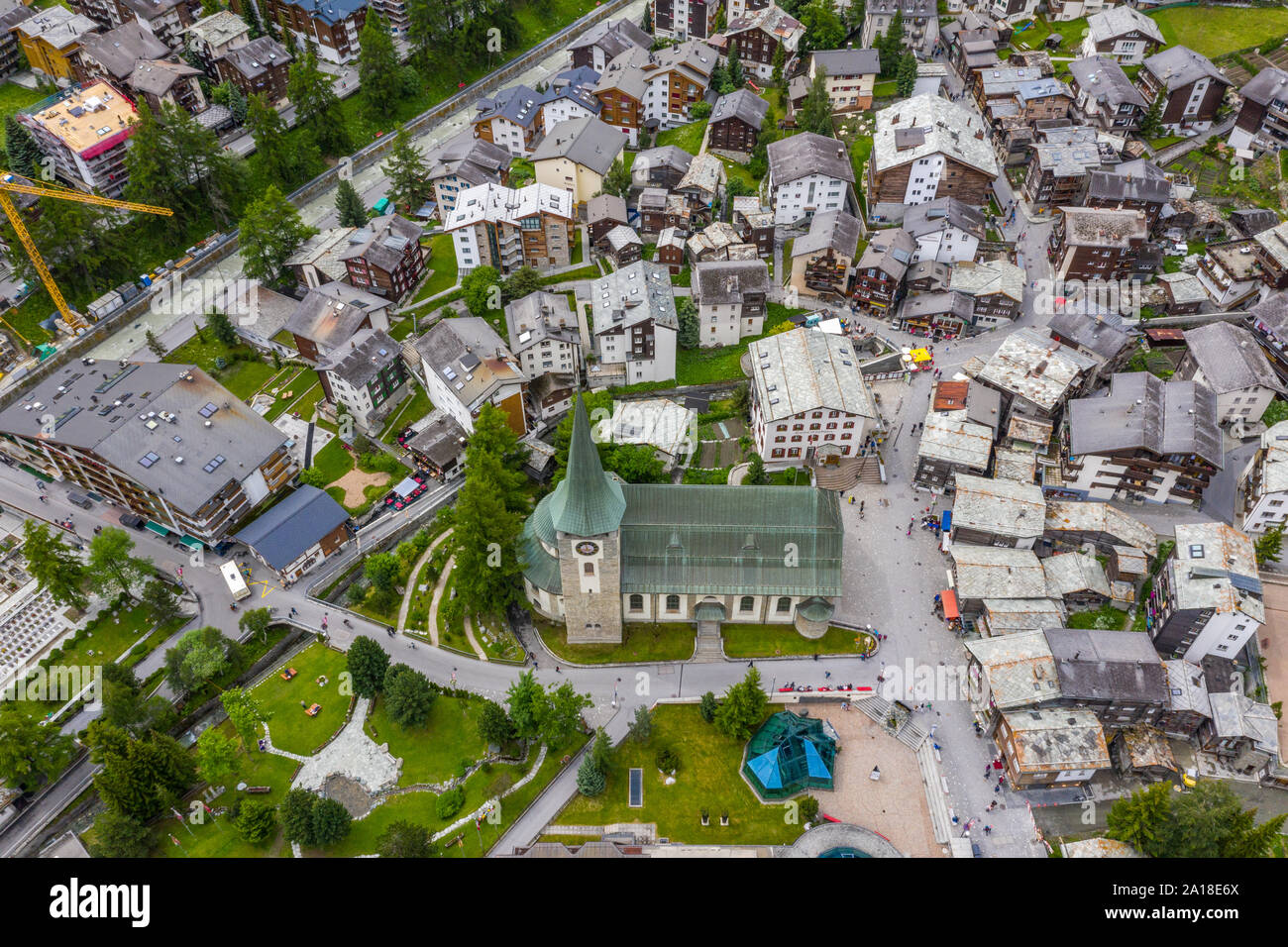 Vue aérienne de maisons et de villages dans la vallée de Zermatt Banque D'Images