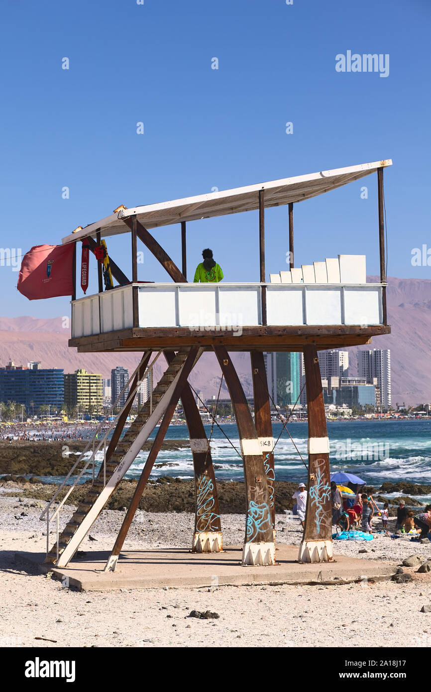IQUIQUE, CHILI - 10 février 2015 : personne non identifiée dans la tour de guet de sauveteur sur Cavancha Beach le 10 février 2015 à Iquique, Chili. Banque D'Images