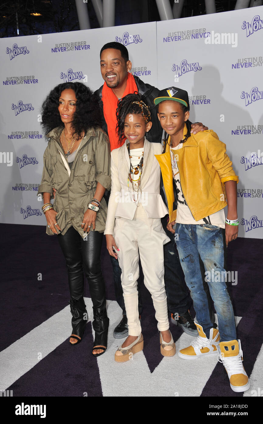 LOS ANGELES, CA. 08 février 2011 : Will Smith et sa femme Jada Pinkett Smith & enfants Jaden et Willow au Los Angeles premiere de 'Justin Bieber : ne jamais dire jamais' au Nokia Theatre la vivre. © 2011 Paul Smith / Featureflash Banque D'Images