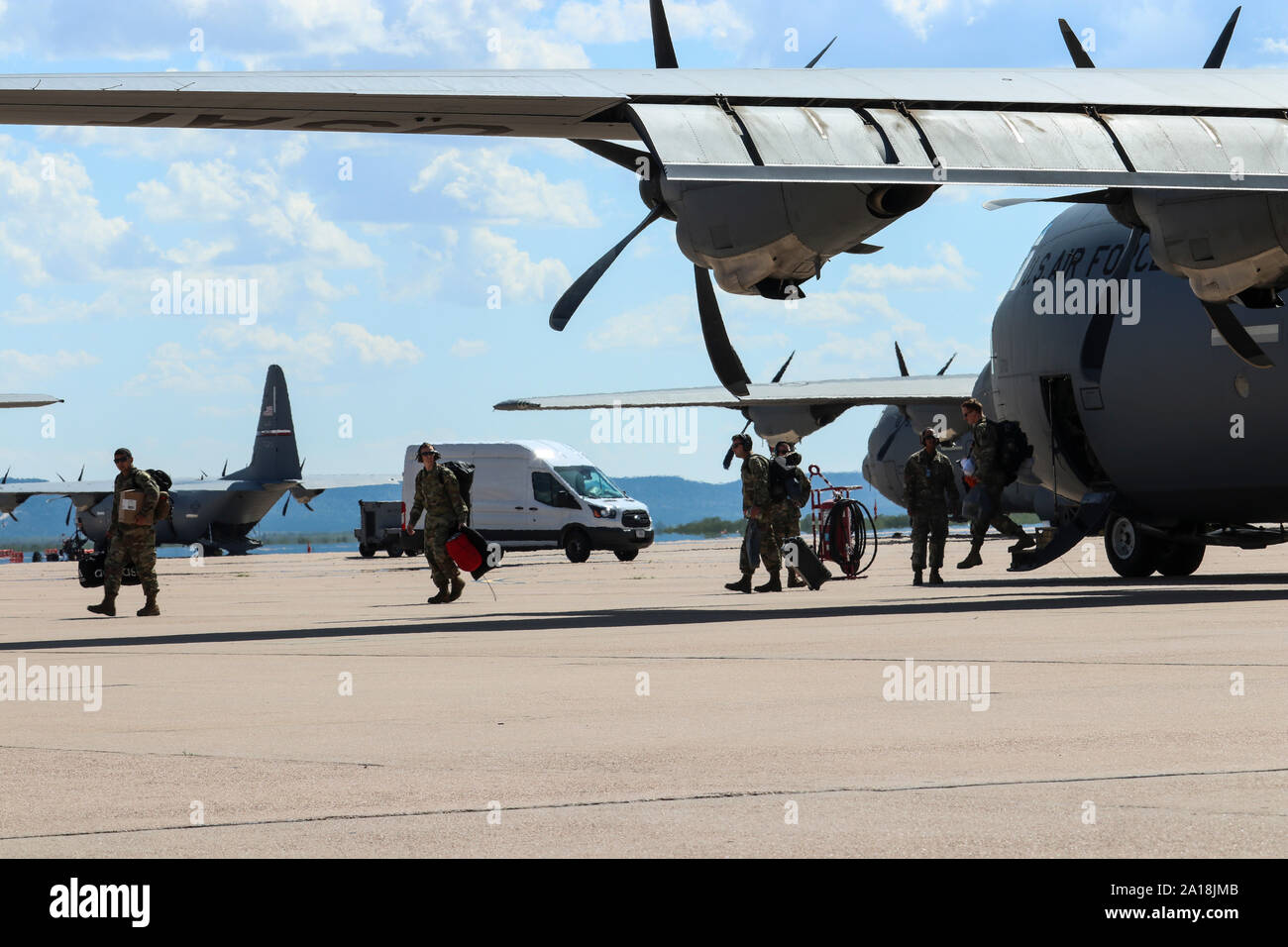 Aviateurs à pied à partir d'un C-130J Super Hercules à Dyess Air Force Base, Texas, après le retour d'une mutation à Djibouti, Afrique, le 19 septembre 2019. Environ 90 aviateurs ont été réunis avec leurs familles et amis qu'ils sont retournés à la base. (U.S. Photo de l'Armée de l'air par le sergent. David Owsianka) Banque D'Images
