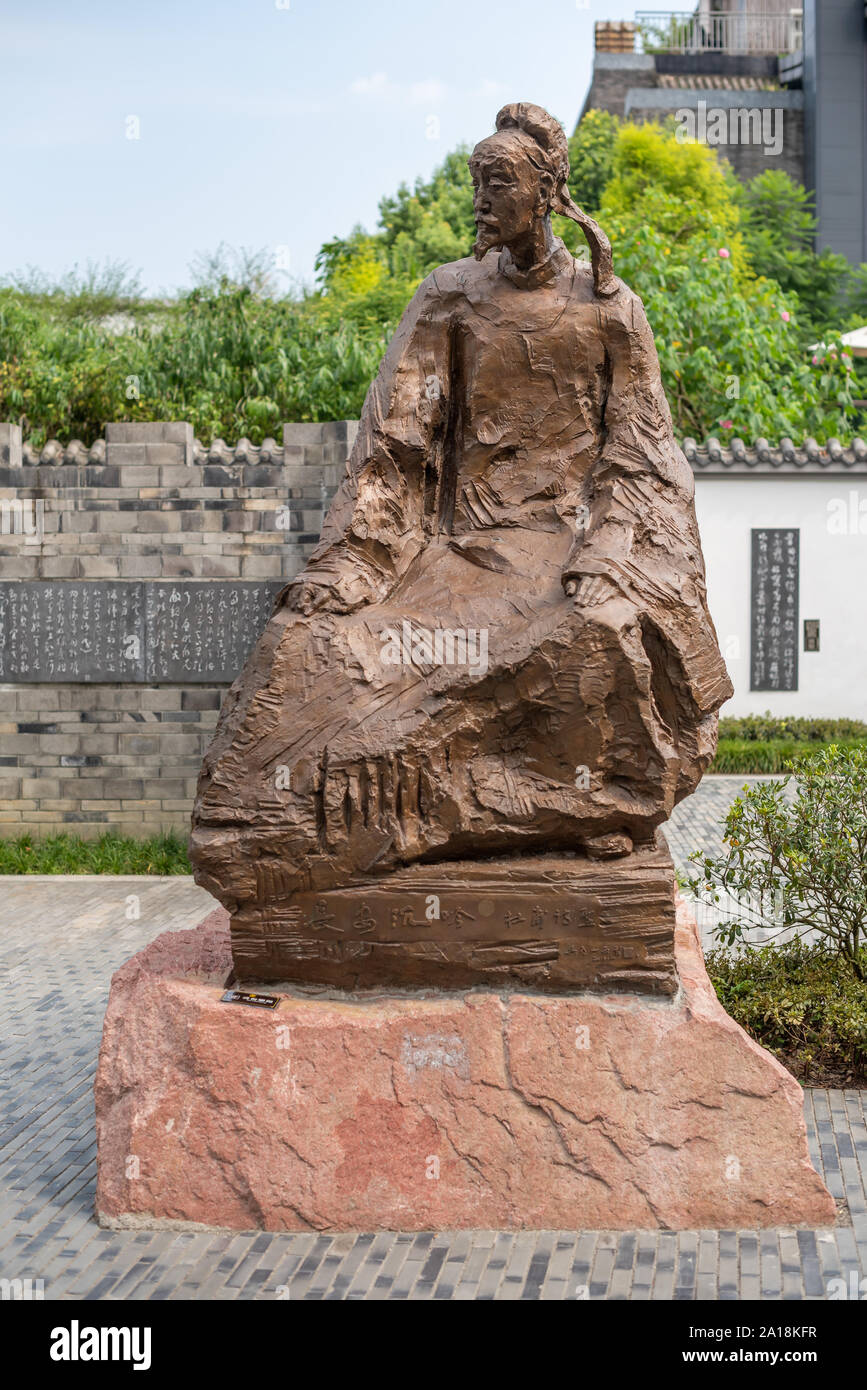 Chengdu, province du Sichuan, Chine - Aug 17, 2019 : Dufu poète chinois statue en HuanHuaXi parc public Banque D'Images