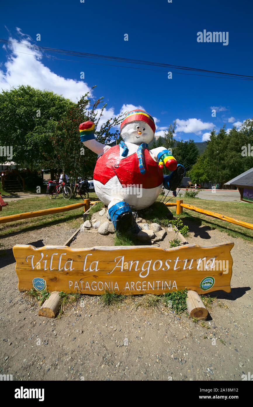 VILLA LA ANGOSTURA, ARGENTINE - le 12 janvier 2016 : statue de bonhomme debout à côté de la gare routière de Villa La Angostura, Argentine Banque D'Images