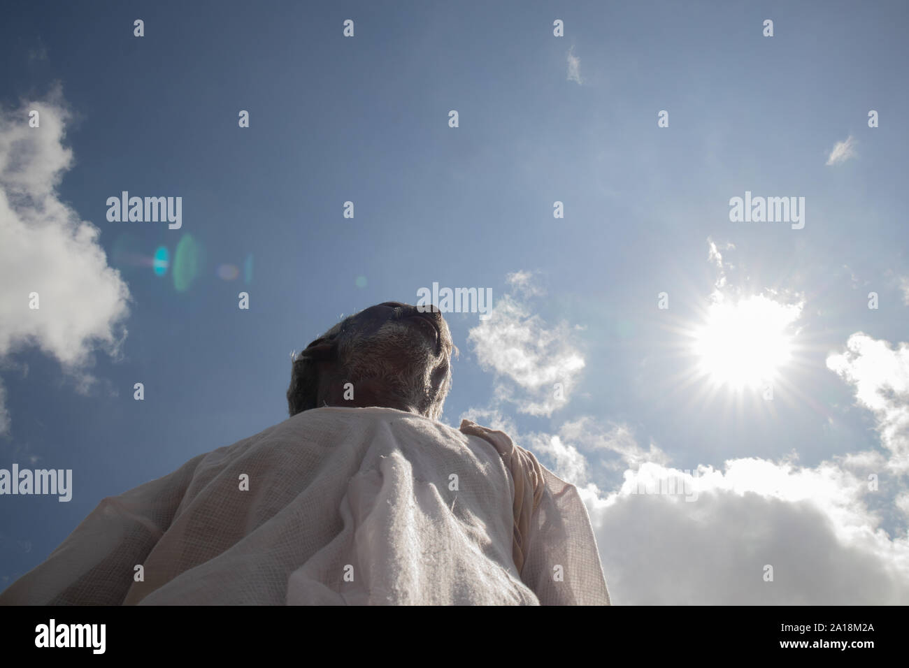 Maski, Inde 21 septembre, 2019 : Low angle view of a tribal Indian farmer ci-dessous le soleil au cours de jour ensoleillé chaud. Banque D'Images