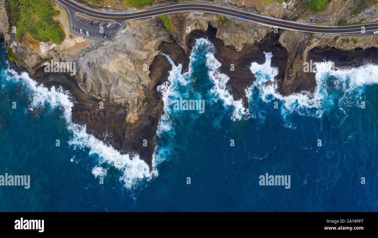 Un drone sur le Lanai lookout et Kahauloa Cove à Honolulu, Hawaii, USA Banque D'Images