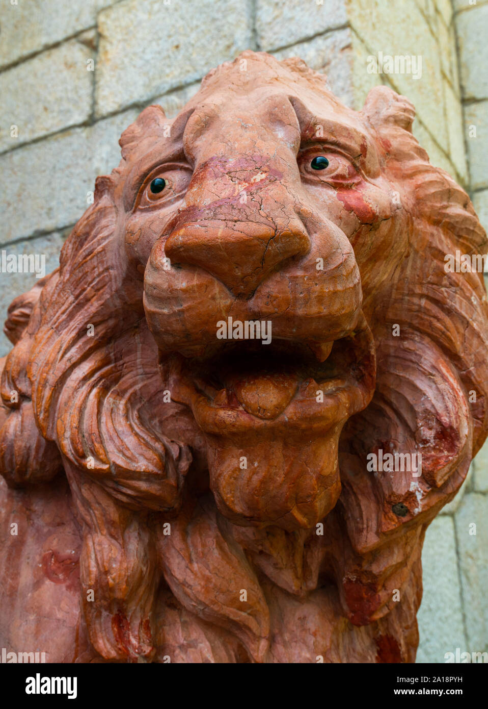 Koreiz, Crimée - juillet 10. 2019. Lion en terre cuite à l'entrée du Palais des Princes Yusupov Banque D'Images