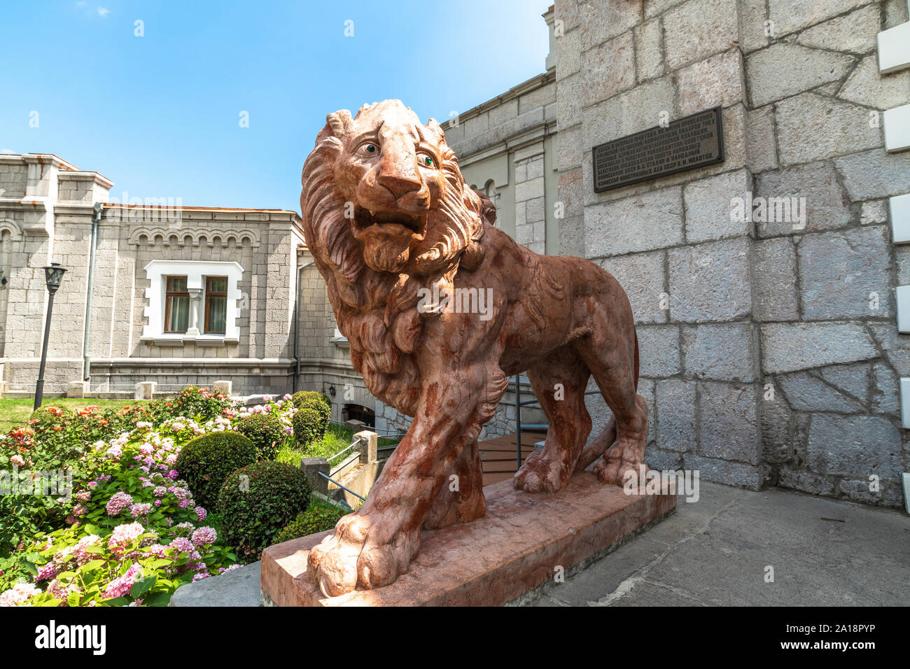 Koreiz, Crimée - juillet 10. 2019. Lion en terre cuite à l'entrée du Palais des Princes Yusupov Banque D'Images