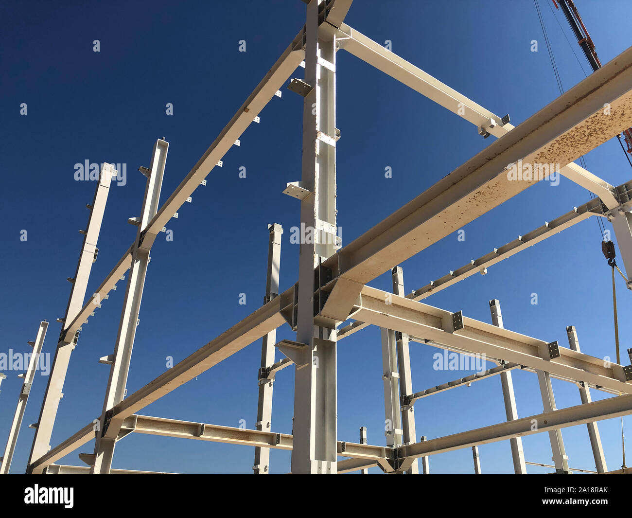 Cadre métallique de bâtiment industriel. Piliers et poutres en face de ciel bleu clair. Banque D'Images