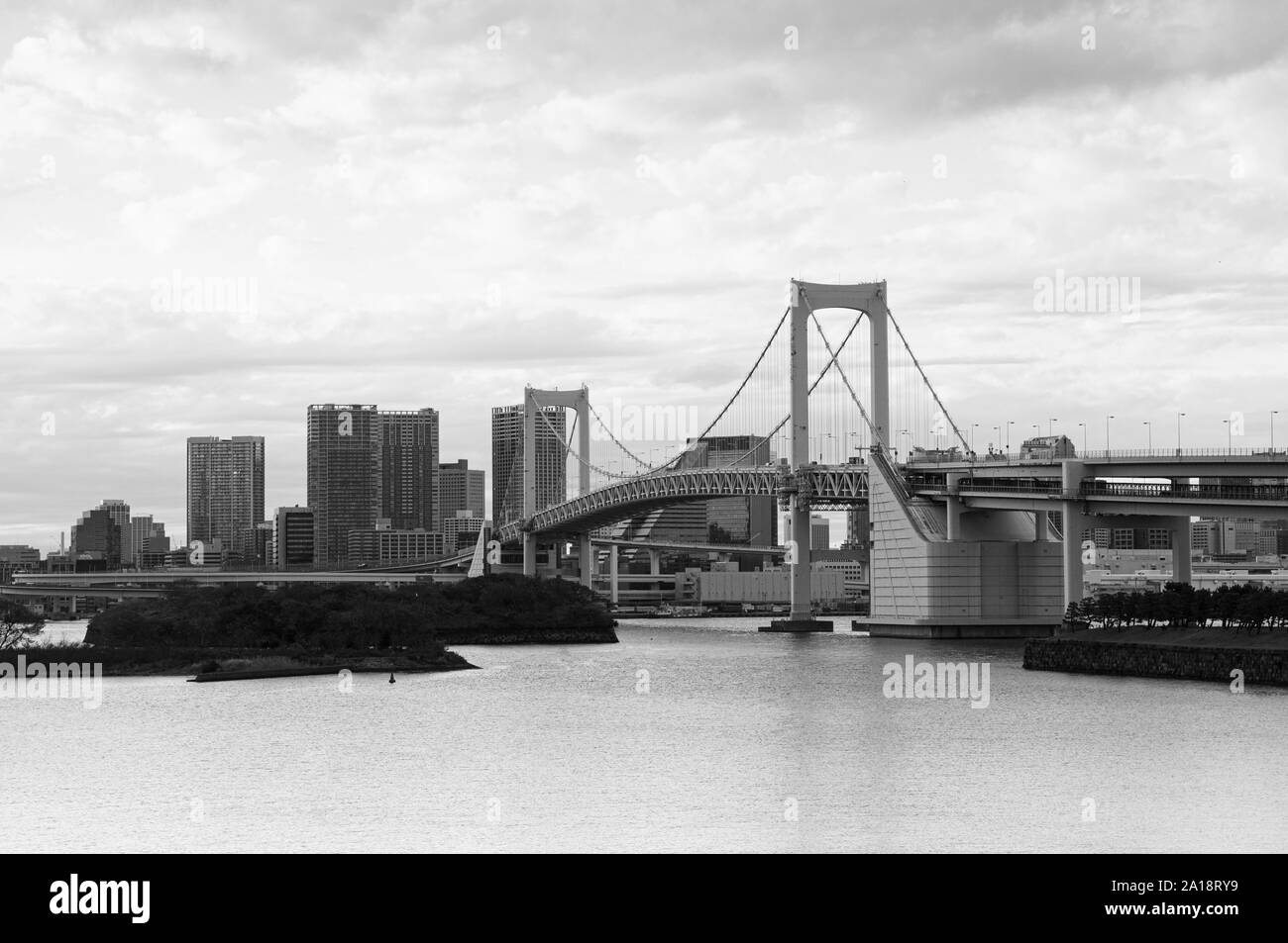 Pont en arc-en-ciel d'Odaiba et baie de Tokyo au coucher du soleil avec vue sur la ville en arrière-plan. Image en noir et blanc Banque D'Images