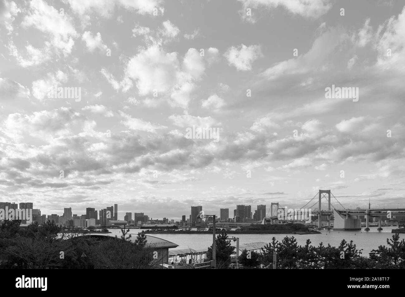 Pont en arc-en-ciel d'Odaiba et baie de Tokyo cityscape view sous ciel nuages dispersés. Image en noir et blanc Banque D'Images