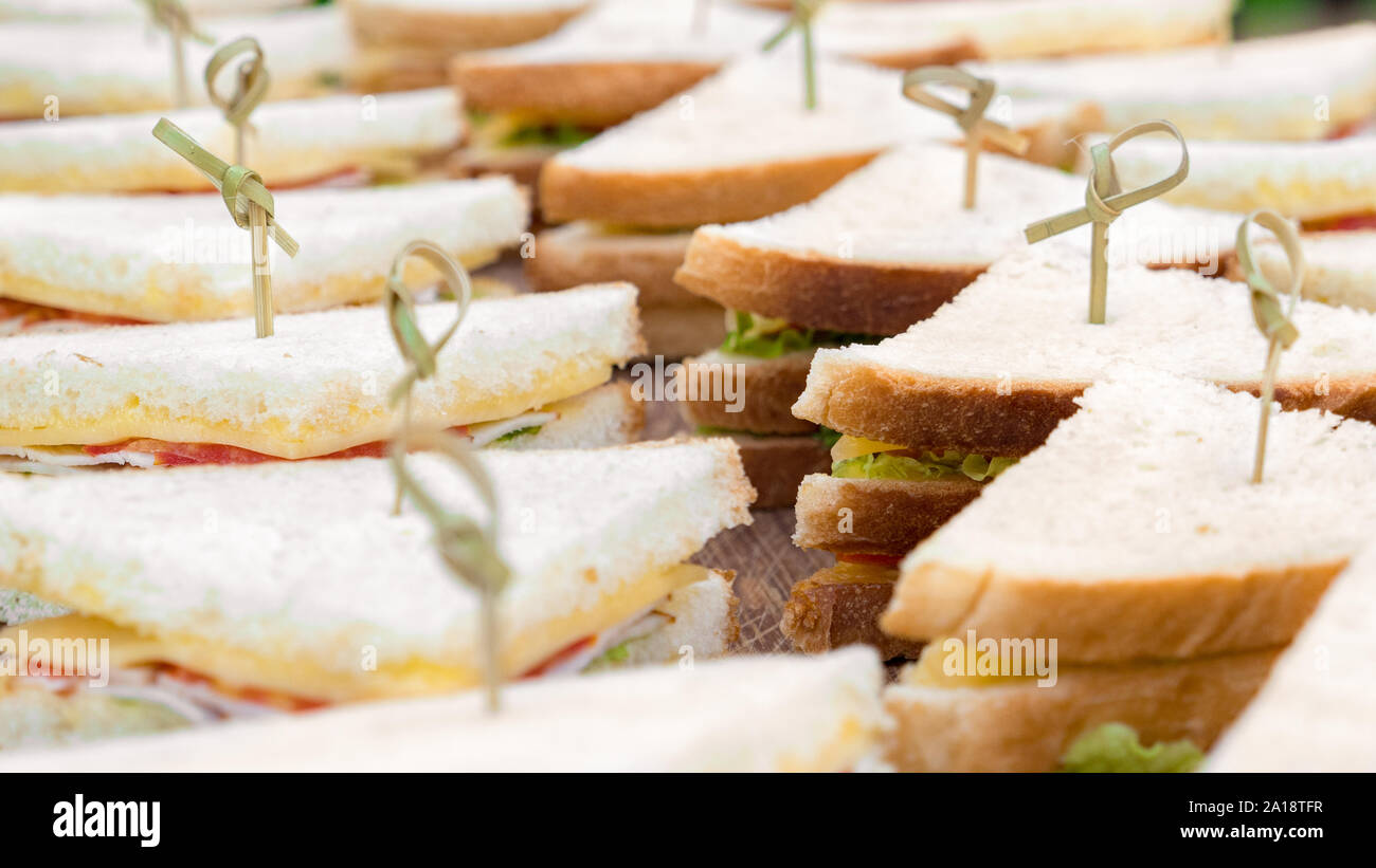 Menu de traiteur. Des collations, des curseurs pour le petit-déjeuner et le déjeuner. Déjeuner d'arrière-plan. Curseurs Vegan, jambon et légumes barre coulissante. Buffet traiteur pour des aliments. Bac Sandwich Banque D'Images