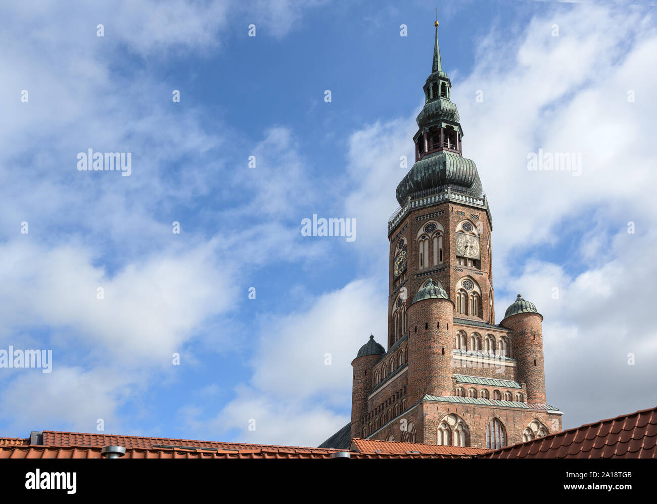 Tour de l'église St Nikolas, cathédrale de Greifswald sur les toits contre un ciel bleu avec des nuages, copy space Banque D'Images