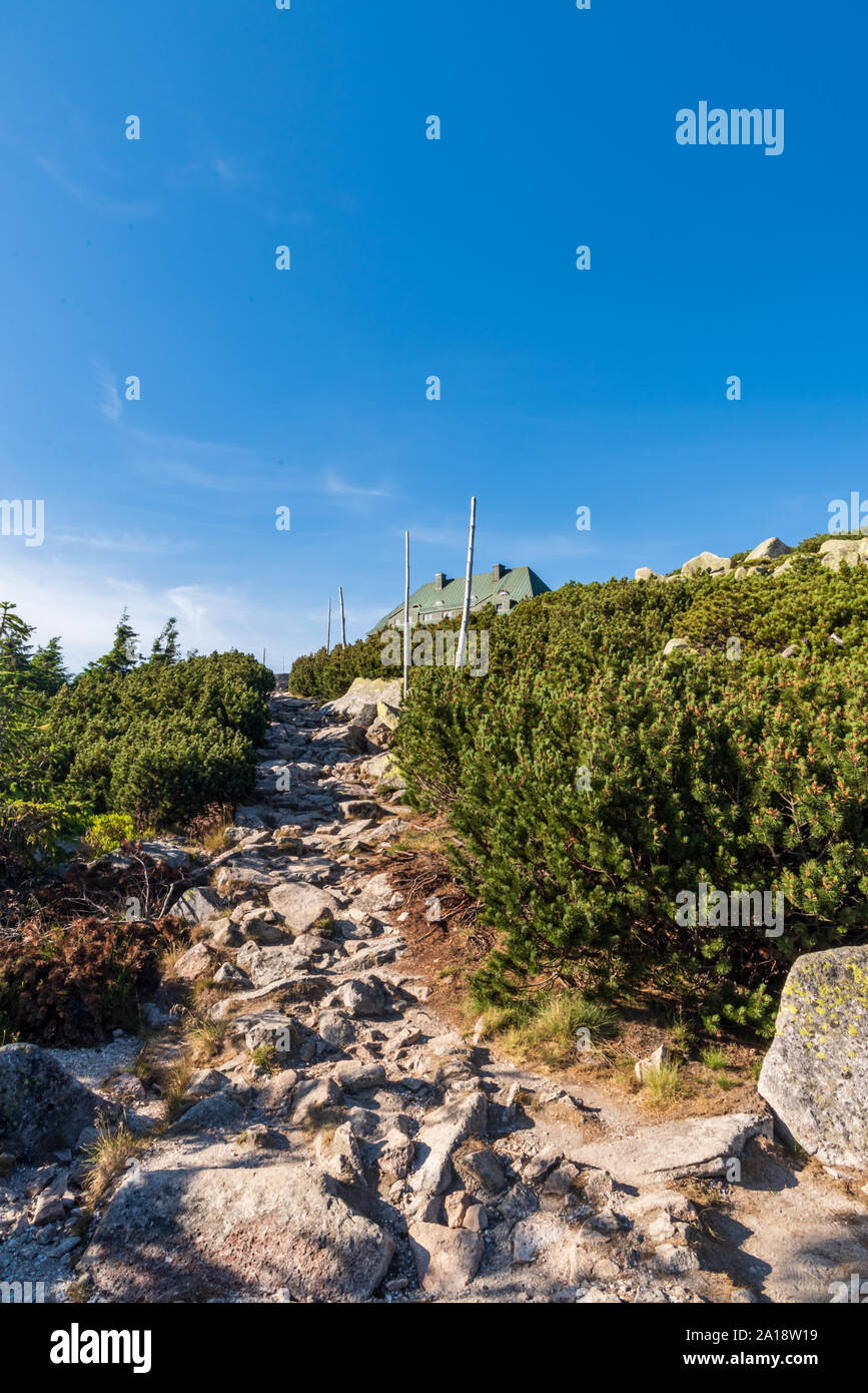 Sentier de randonnée de pierre sur la colline de Szrenica avec cabane dans les montagnes de Karkonosze en Pologne Banque D'Images