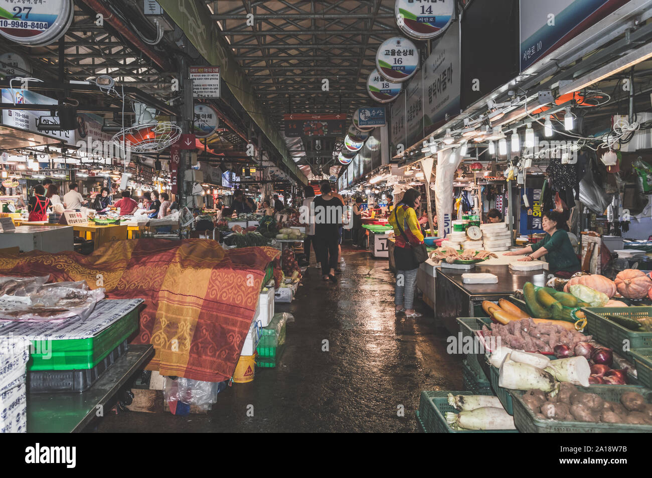 Jeju, Corée du Sud, 04 septembre 2019 : Shopping cale au marché Dongmun jeju avec variété de produits frais Banque D'Images