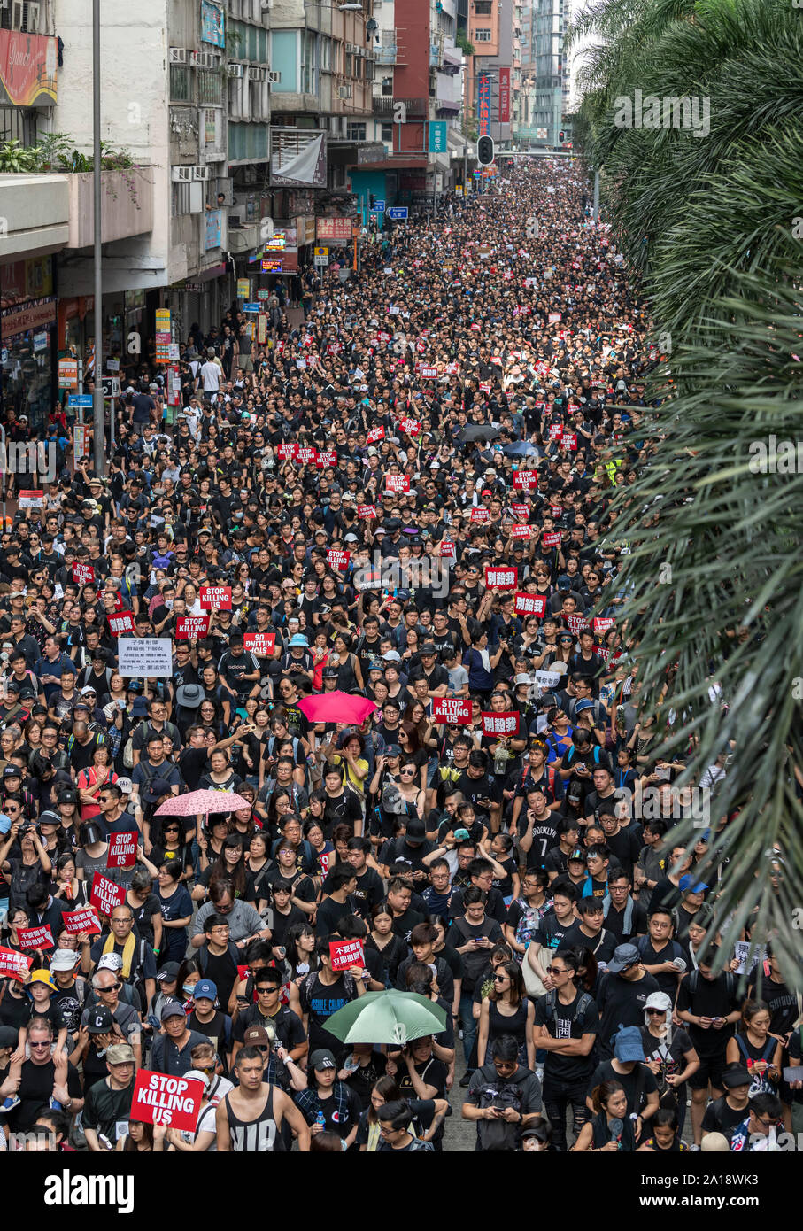 Mars des manifestants à Hong Kong contre l'extradition de loi déposé par chef de la carrie Lam. La suspension de la loi ne parvient pas à arrêter la marche.Jayne Banque D'Images