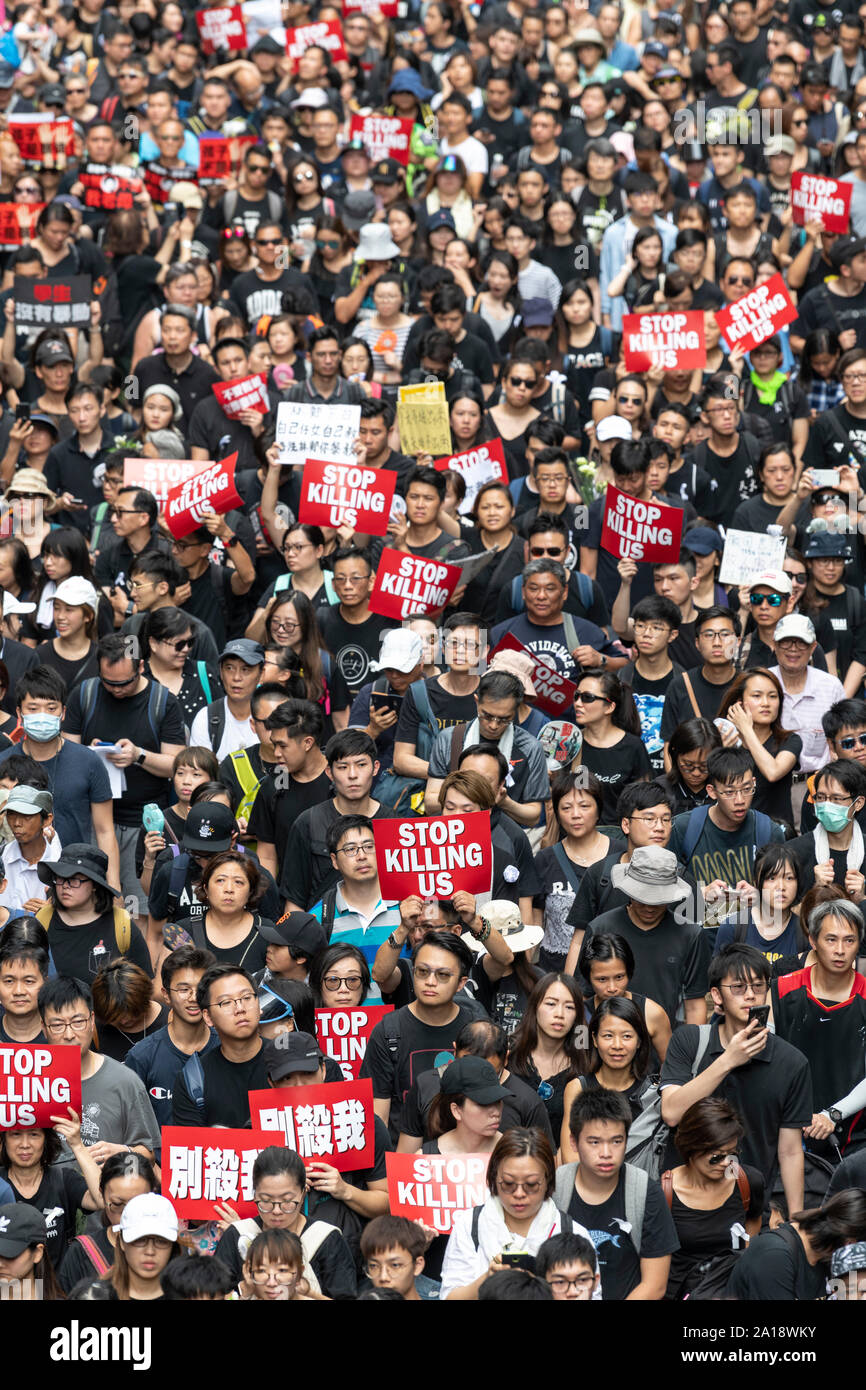 Mars des manifestants à Hong Kong contre l'extradition de loi déposé par chef de la carrie Lam. La suspension de la loi ne parvient pas à arrêter la marche.Jayne Banque D'Images