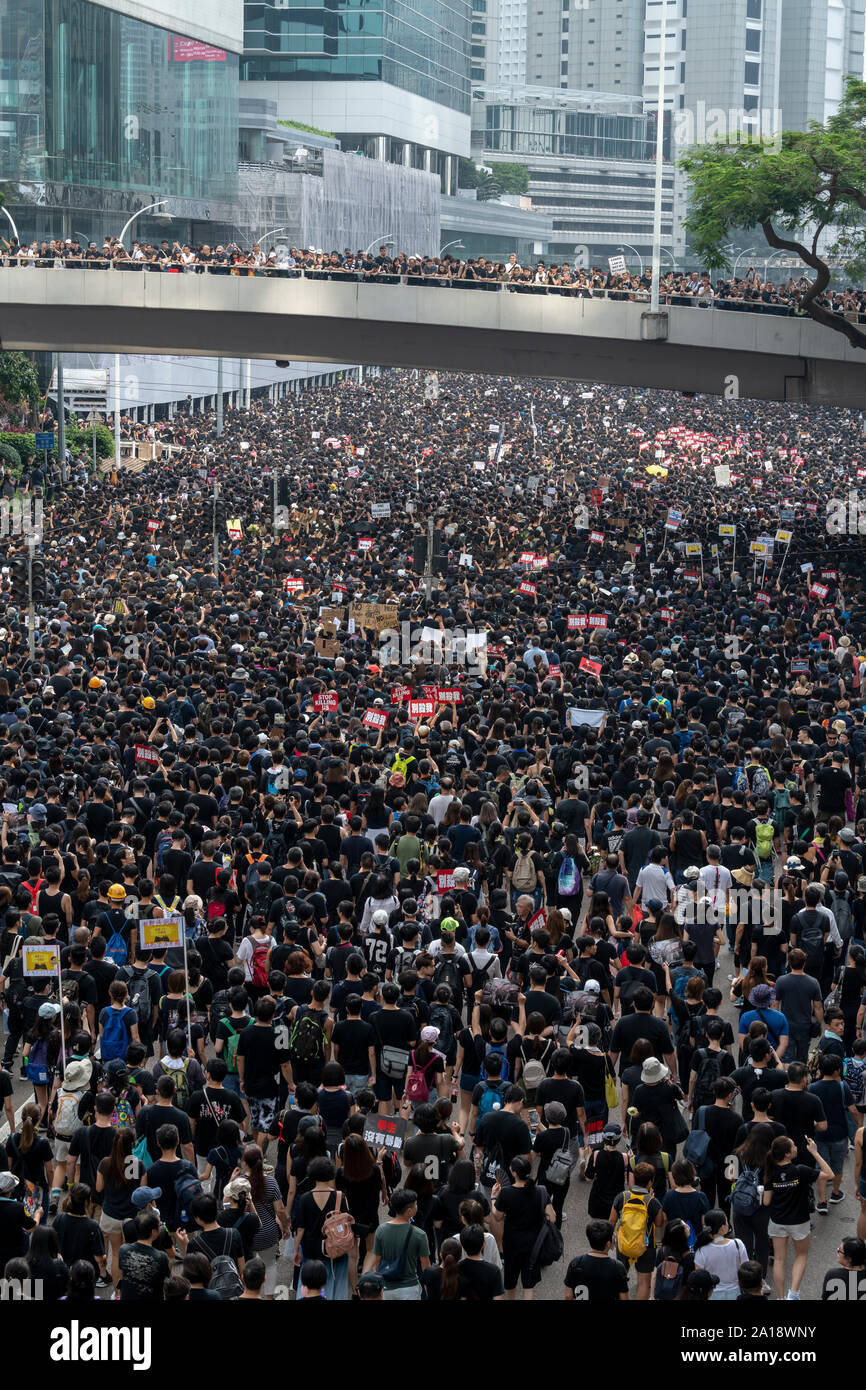 Le laissez-passer de mars en amirauté Pacific Place où un manifestant appelé imperméable homme est tombé à sa mort après l'ouverture d'une bannière de protestation sur l'immeuble. Ma Banque D'Images