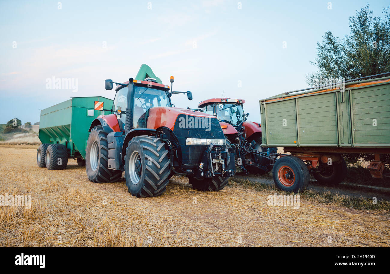 Les machines agricoles et le tracteur sur un champ moissonné Banque D'Images