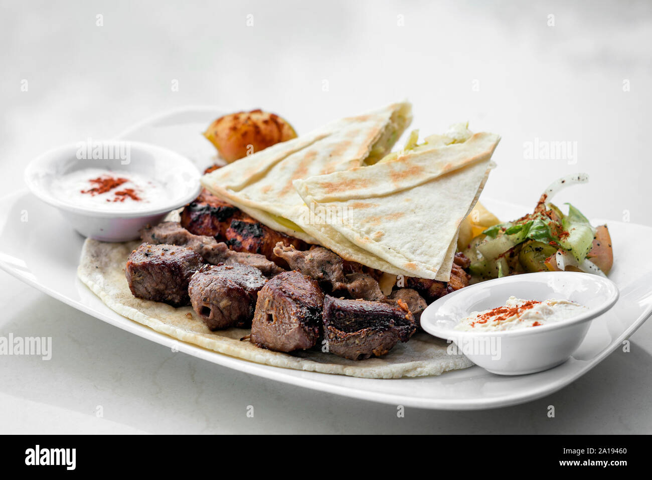 Meshwi libanais grillades barbecue mixte ensemble avec le poulet, l'agneau et du boeuf à Beyrouth restaurant Banque D'Images