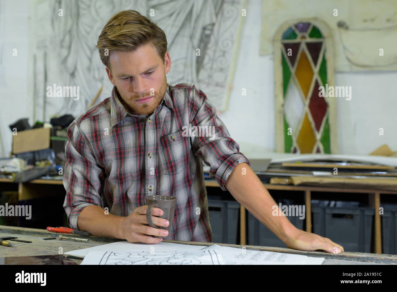 L'homme à la recherche de croquis en studio en vitraux Banque D'Images