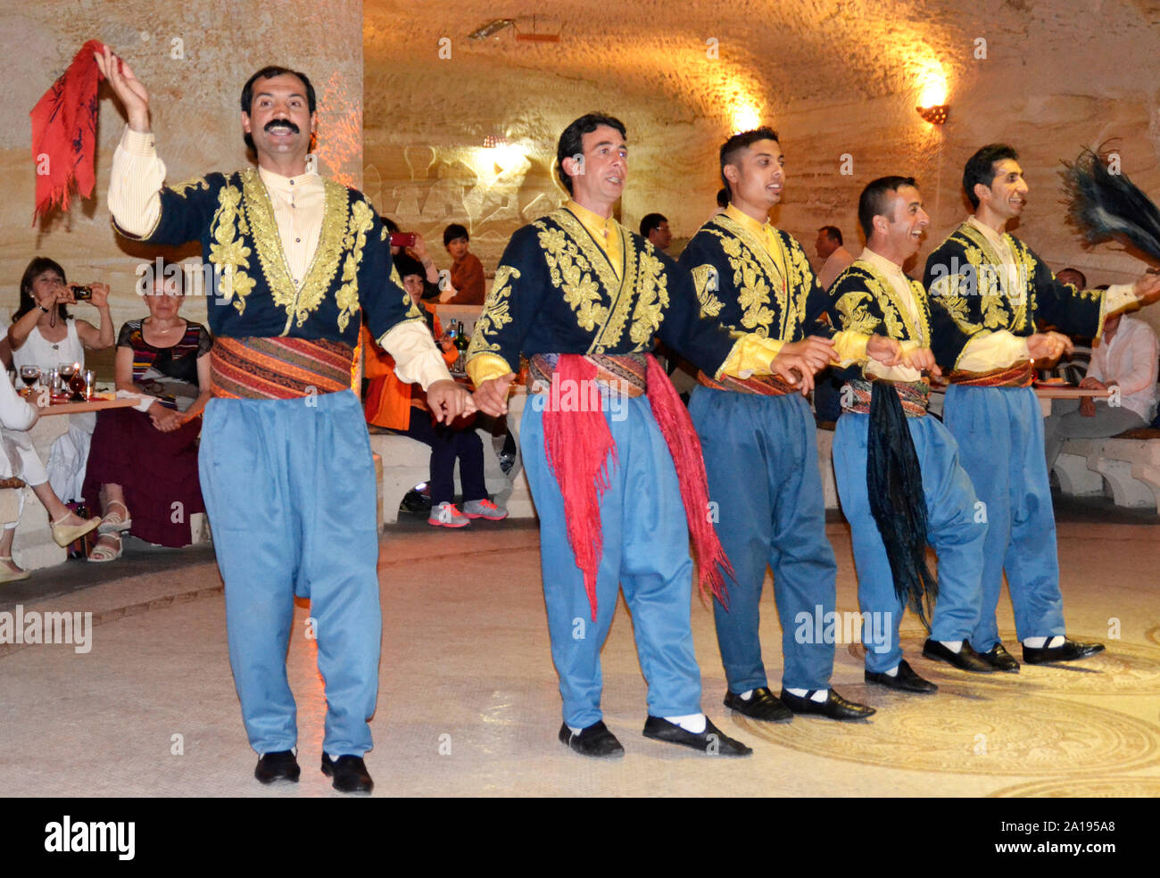 Istanbul / Turquie - 25 Avril 2013 : danse danseurs traditionnels turcs pour les touristes dans un restaurant local Banque D'Images