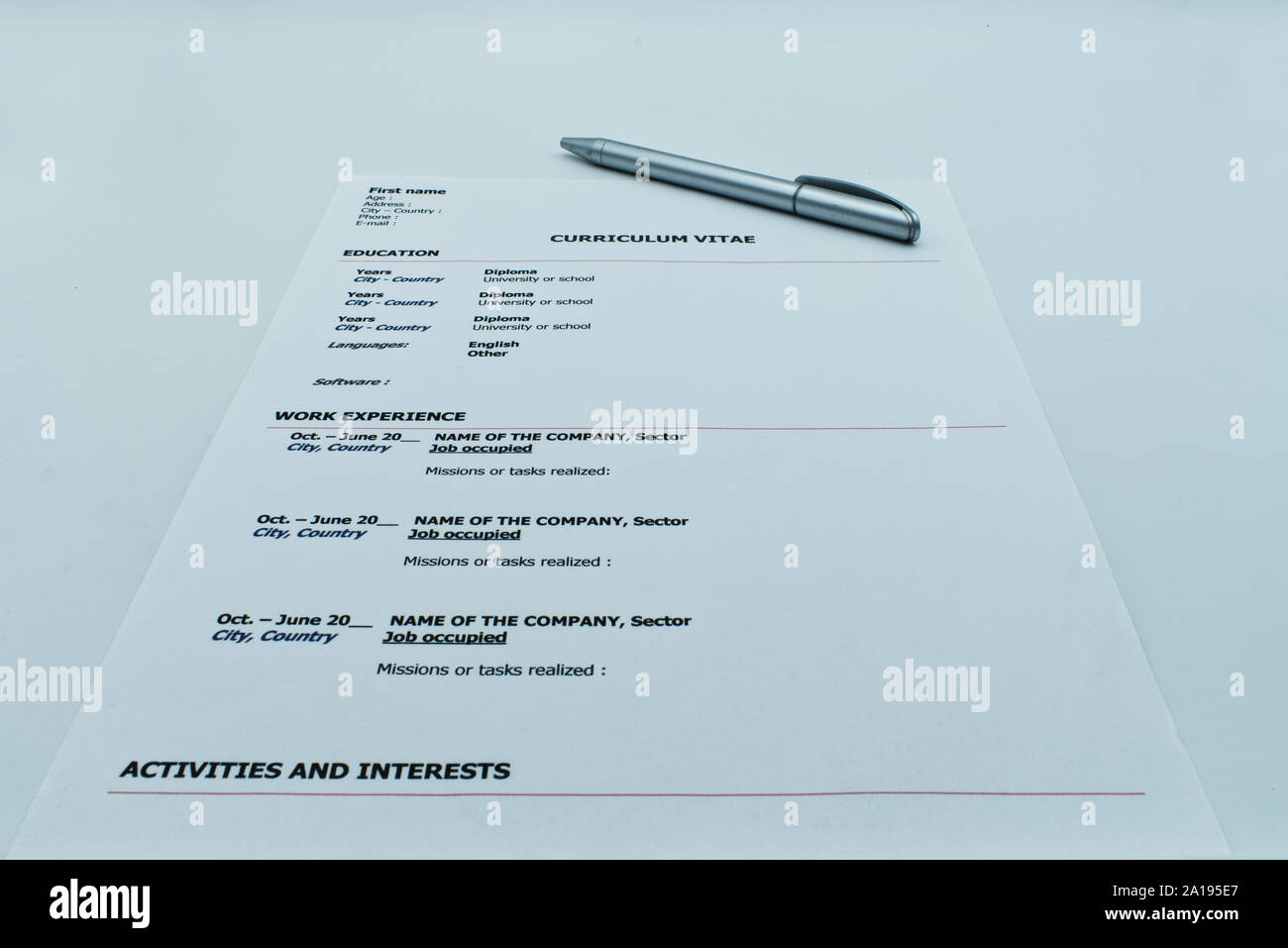 Cv, Curriculum Vitae, prêt à être rempli avec un stylo, sur fond blanc Banque D'Images