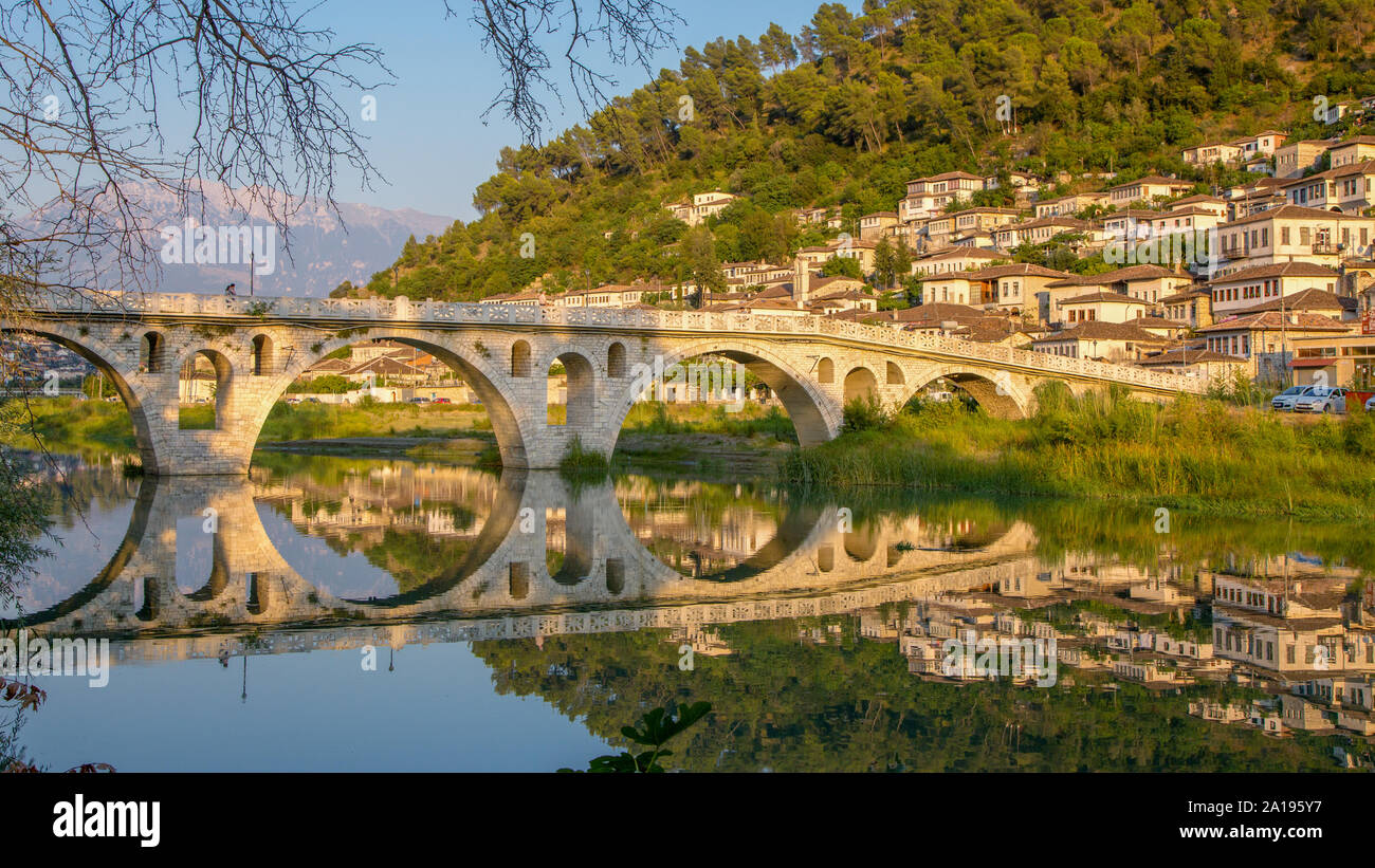 Une réflexion à l'ancien pont ottoman Ura e Goricës dans la vieille ville historique de Berat, Site du patrimoine mondial de l'Albanie Banque D'Images