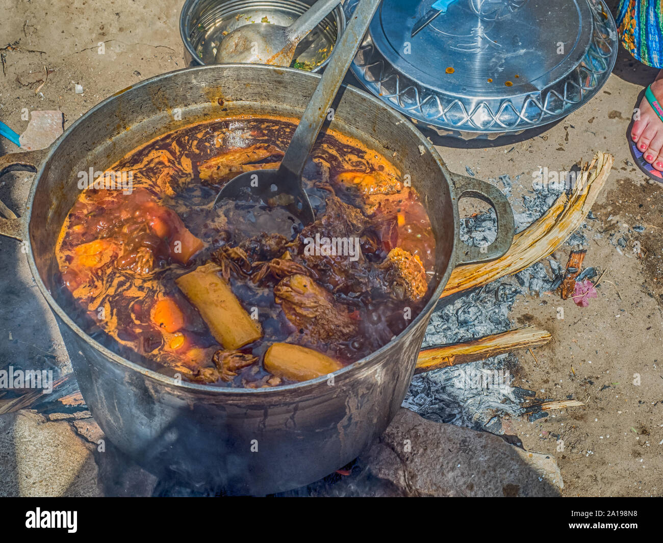 Un plat typique de la cuisine sénégalaise pour la grande famille. Le nom  est Yassa au poulet. Le Sénégal. L'Afrique Photo Stock - Alamy