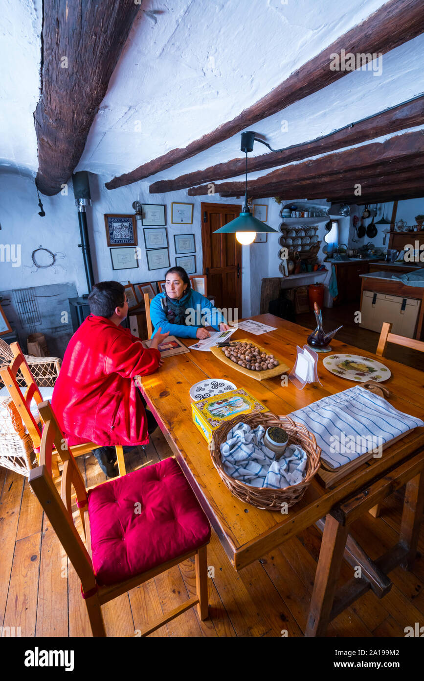 Parc naturel de Cadi-Moixeró, vallée de la Vansa, Ossera Village, Art et Artisanat Village, Merce Lagrava éleveur de chèvre, Fromage Shop Formatgeria Serrat Gros, Alt Banque D'Images