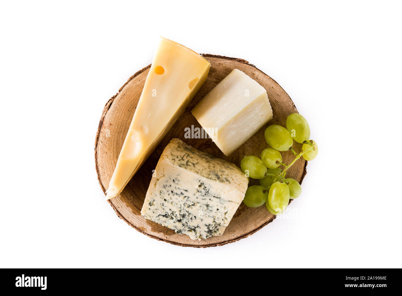 Différents types de fromages et de raisin vert isolé sur fond blanc. Vue d'en haut. Banque D'Images