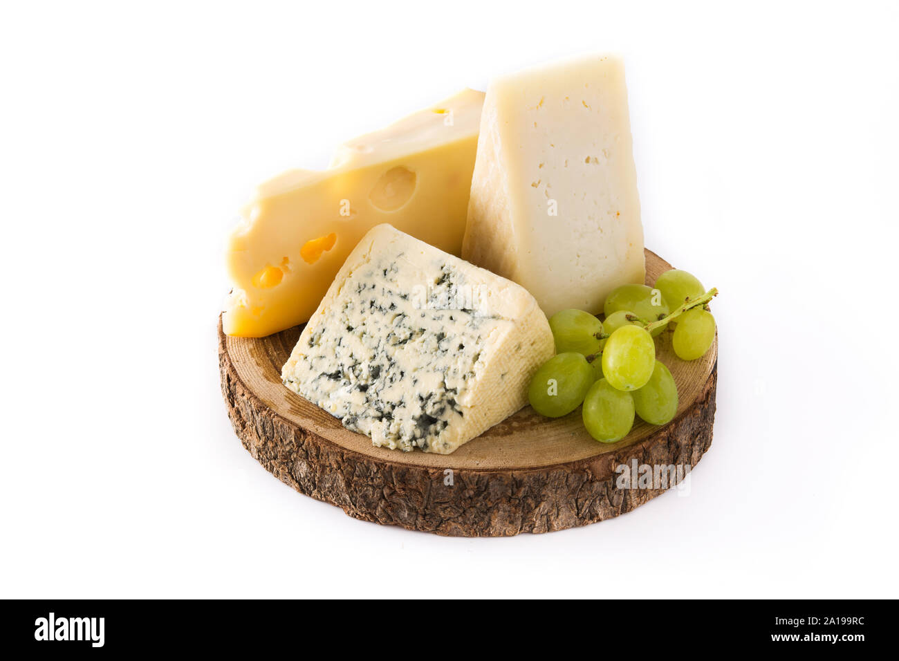 Différents types de fromages et de raisin vert isolé sur fond blanc. Banque D'Images