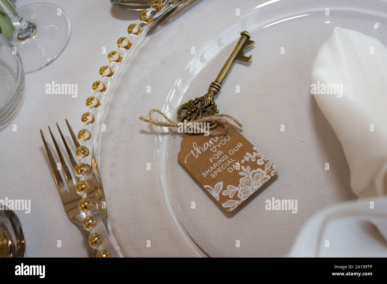 Serrure et clé de faveur de mariage mariage guest sur table Banque D'Images