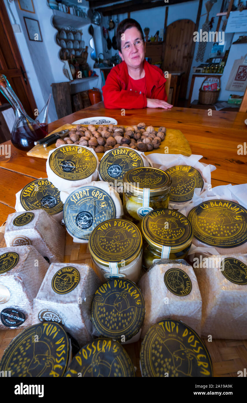 Parc naturel de Cadi-Moixeró, vallée de la Vansa, Ossera Village, Art et Artisanat Village, Merce Lagrava éleveur de chèvre, Fromage Shop Formatgeria Serrat Gros, Alt Banque D'Images