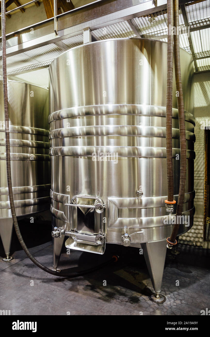Cuve en acier inoxydable dans une vinerie. Banque D'Images