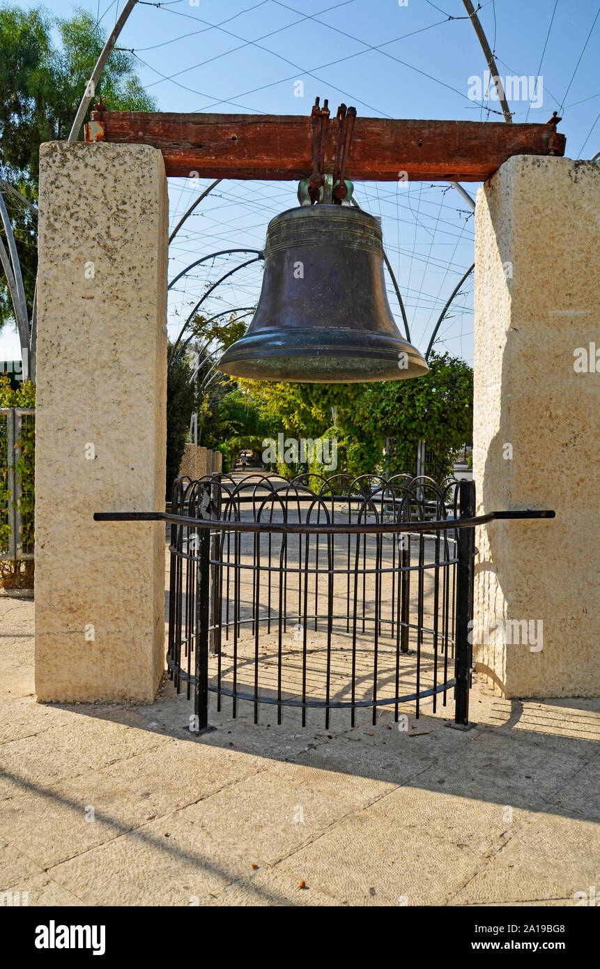 Réplique de l'American Liberty Bell dans le centre de Gan Hapaamon park.Liberty Bell Park, Jérusalem, Israël Banque D'Images