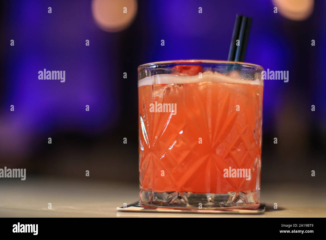 Cocktail sans alcool dans un verre dans un bar. Des cocktails de fruits décorées. Banque D'Images