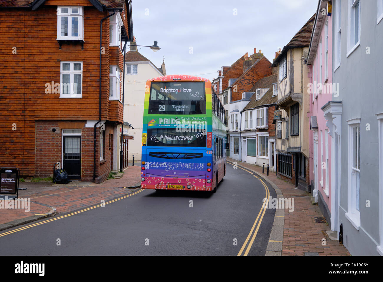 Doubledecker bus traversant les rues étroites de Lewes, East Sussex. Bus peint dans les couleurs de fierté, célébrant la diversité à Brighton et Hove Banque D'Images