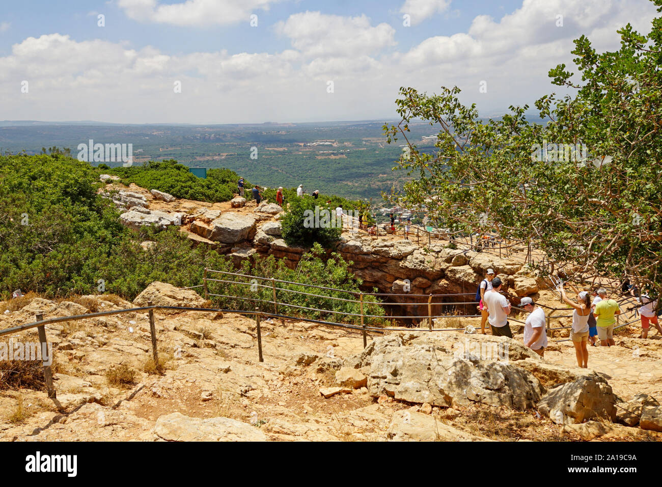 Les randonneurs à la Keshet Cave (Arch) grotte en Adamit Park, Galilée occidentale, Israël Banque D'Images