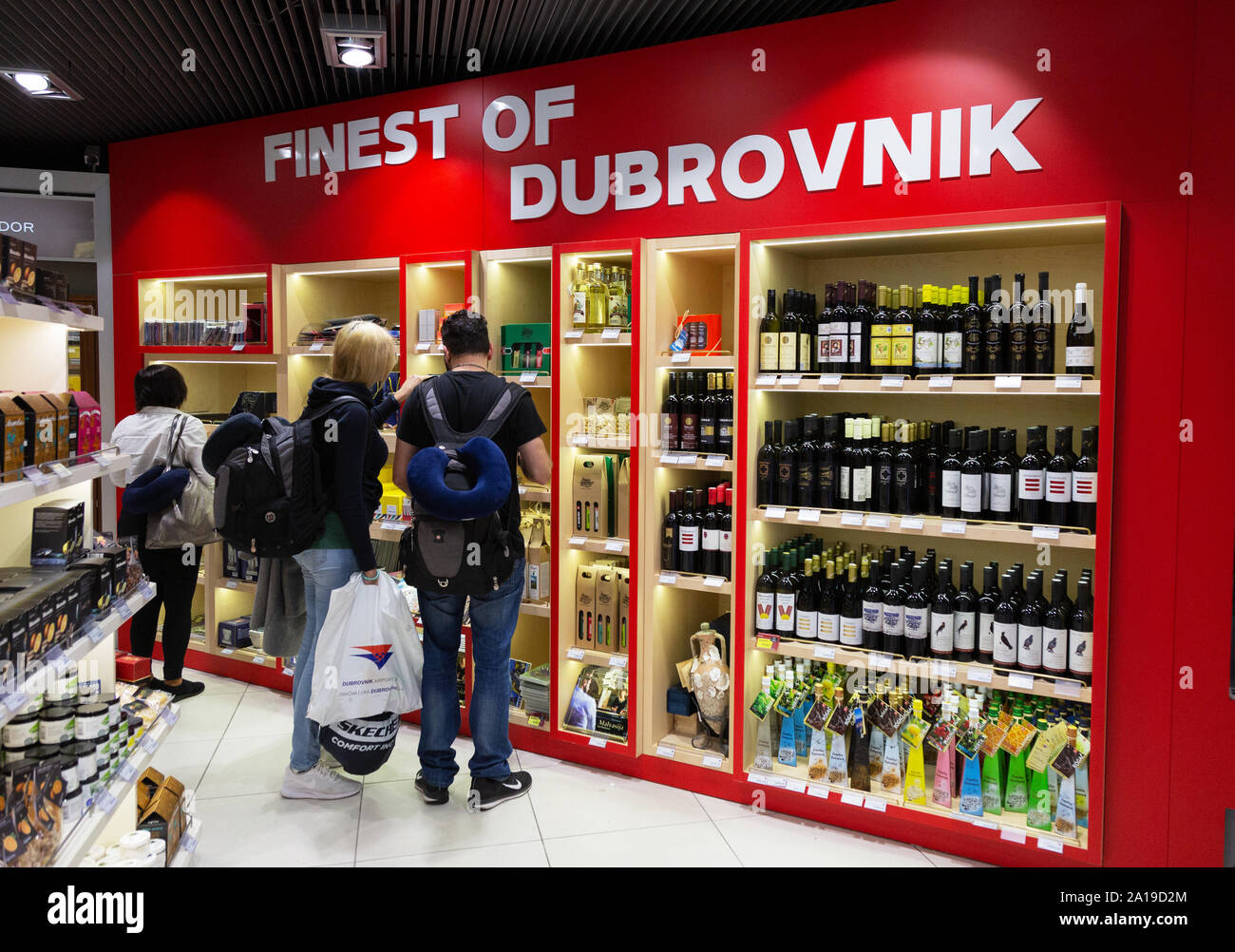 Dubrovnik - personnes shopping dans la boutique hors taxes ; l'aéroport de Dubrovnik, Croatie Europe Banque D'Images
