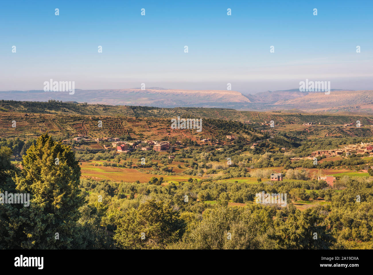 Vue sur les villages de Tizi N'Tichka dans les montagnes de l'Atlas, Maroc Banque D'Images