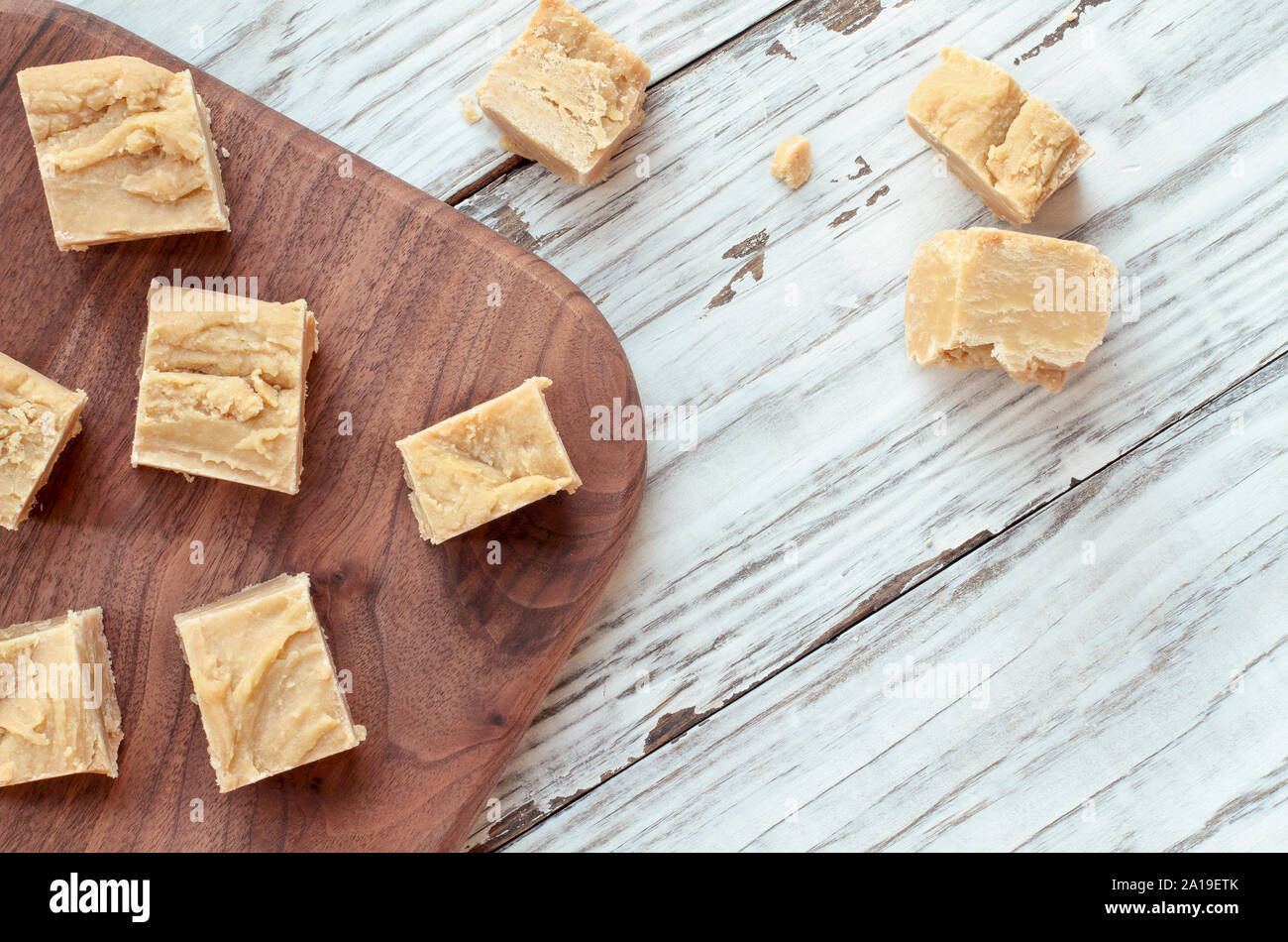 Carrés de beurre de cacahuète fait maison, délicieux fudge sur une table en bois rustique. Capture d'image en vue de dessus. Banque D'Images