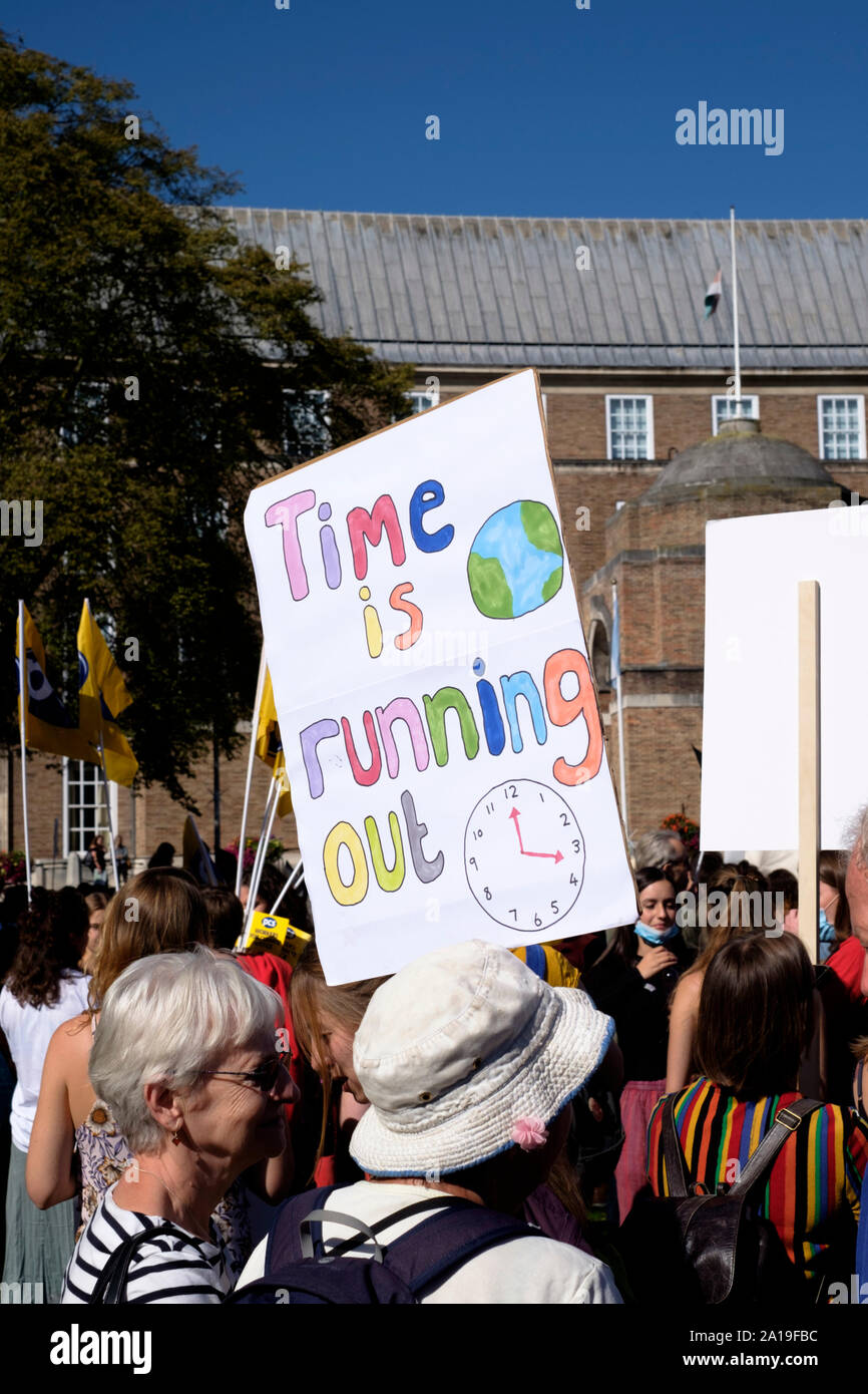 Le 20e Sept jeunes pour protester contre le changement climatique dans la région de Bristol. Grève vendredi mars pour le climat dans la ville. Un temps d'ouverture. Banque D'Images