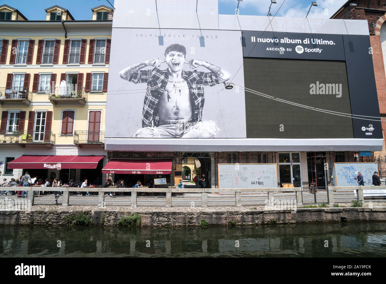 Milan, Italie - 10 mai 2019 : panneau publicitaire géant pour la promotion de l'album du chanteur italien Ultimo dans le quartier Navigli. Banque D'Images