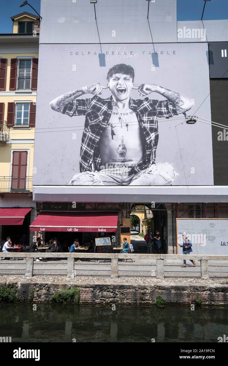 Milan, Italie - 10 mai 2019 : panneau publicitaire géant pour la promotion de l'album du chanteur italien Ultimo dans le quartier Navigli. Banque D'Images