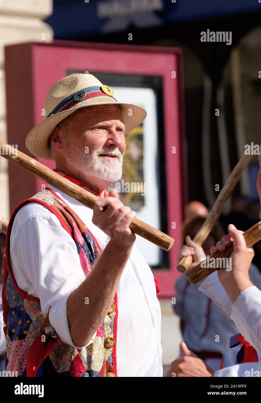 Danseurs Morris traditionnel dans la ville de Stroud Cotswolds Gloucestershire UK Banque D'Images