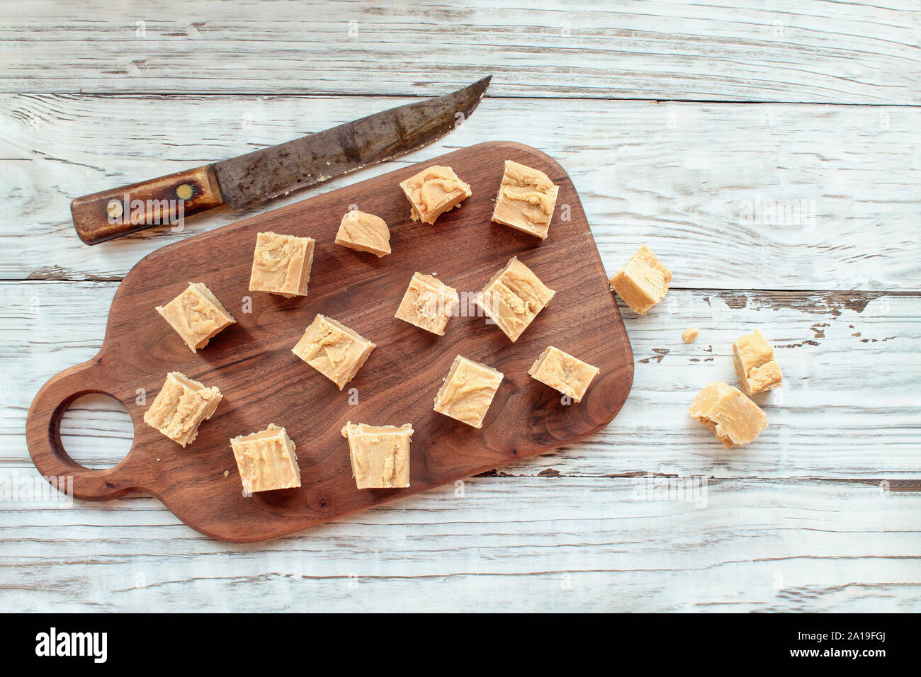 Carrés de beurre de cacahuète fait maison, délicieux fudge sur une table en bois rustique. Capture d'image en vue de dessus. Banque D'Images