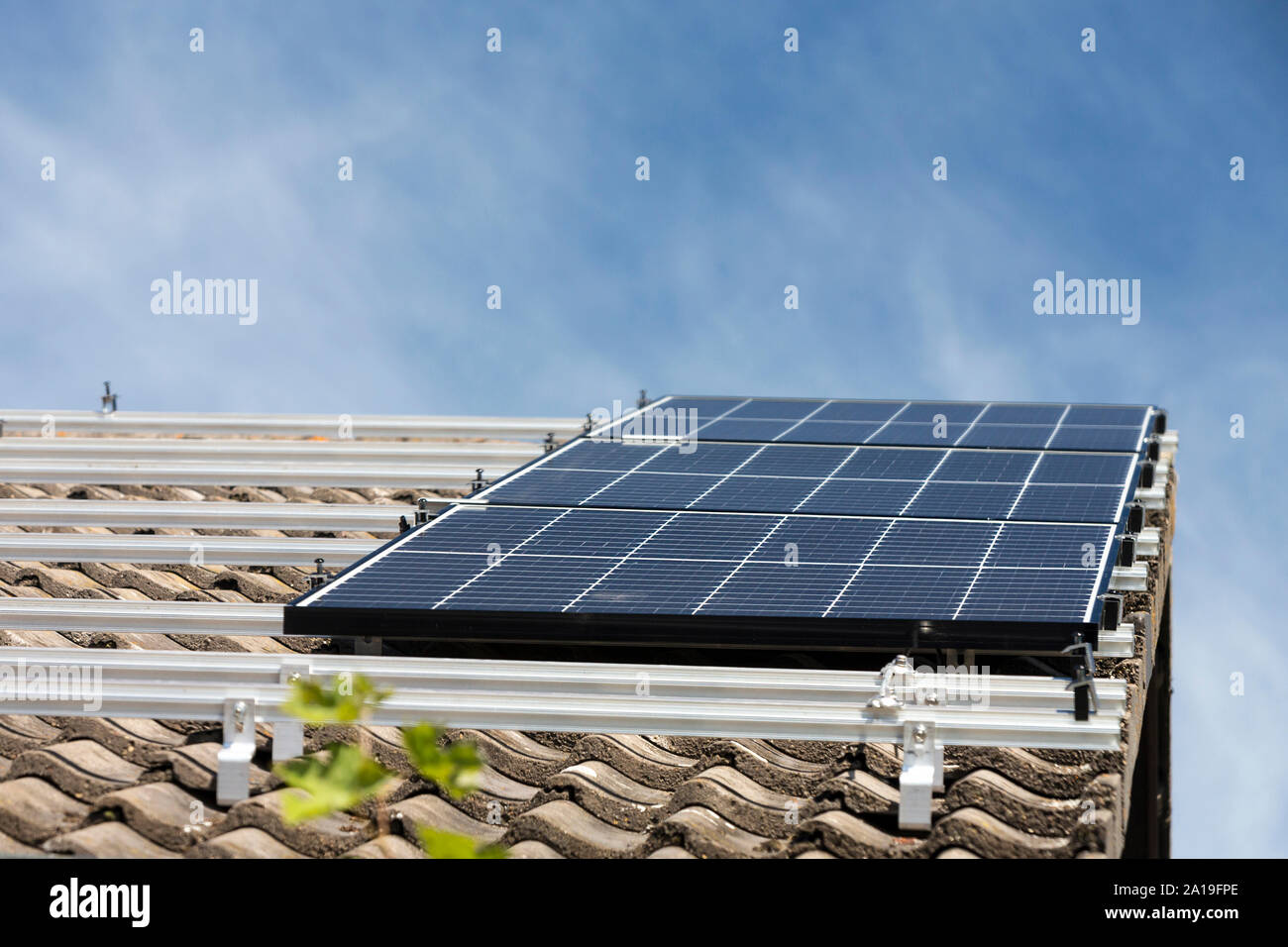 L'installation de panneau solaire photovoltaïque système. Technicien installation panneau solaire panneaux solaires sur toit. Alternative Energy concept écologique. Banque D'Images