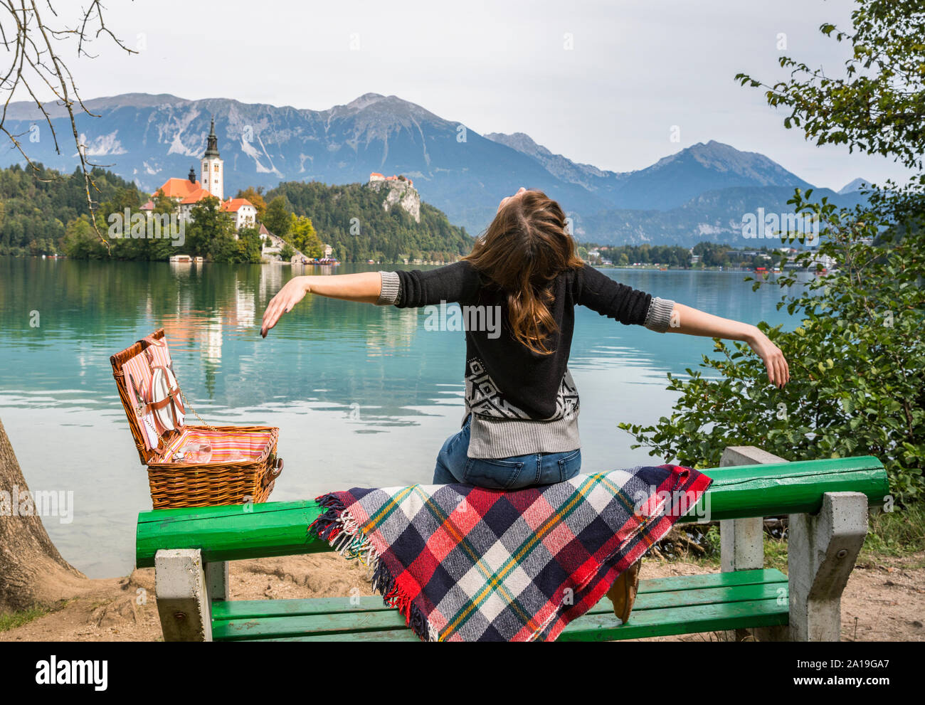 Jeune fille profiter de la vue par le lac de Bled Banque D'Images