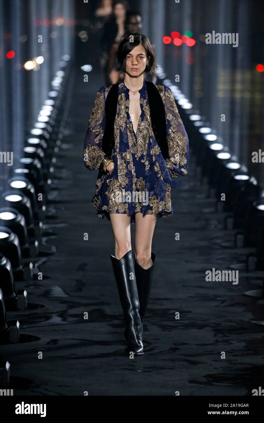 Collection pret a porter femme 2019 Banque de photographies et d images a haute resolution Alamy